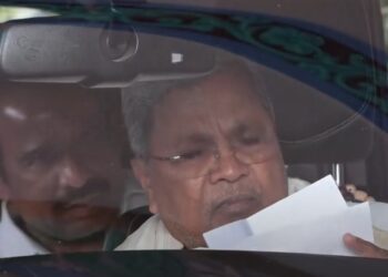 ಸಿಎಂ ಸಿದ್ದರಾಮಯ್ಯ ಕಾರಲ್ಲಿ ಬಿಜೆಪಿ MLC  ರವಿಕುಮಾರ್ ಪ್ರತ್ಯಕ್ಷ!